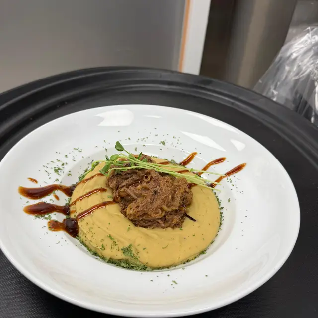 A sheva brachos table set by Mashmanim