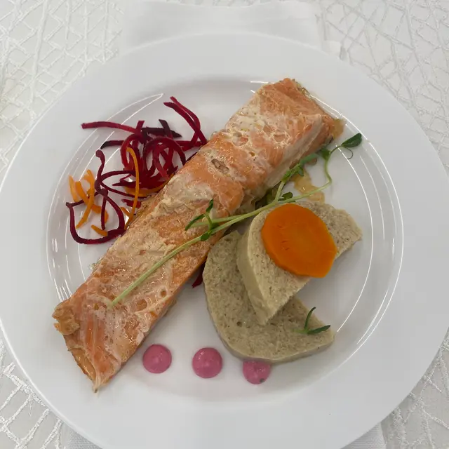 A Shabbos table set by Mashmanim
