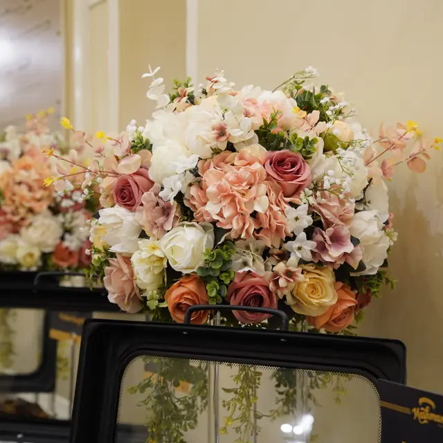 Flowers and centerpieces arranged by Mashmanim